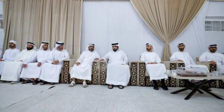 أحمد بن محمد يقدم واجب العزاء في وفاة علي السيد السادة - تكنو بلس