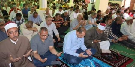 محافظ سوهاج يؤدي صلاة الجمعة ويلتقي المواطنين عقب الصلاة - تكنو بلس