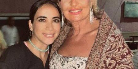 يسرا ومؤلفة برستيج.. قصة صورة داخل مقهى قديم في قلب القاهرة - تكنو بلس