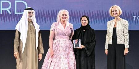 مدرسة الجالية الأمريكية في أبوظبي تكرم لبنى القاسمي بجائزة القيادة المجتمعية - تكنو بلس