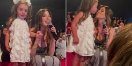 بالفيديو .. طفلة تفاجئ نانسي عجرم في حفلها الأخير بـ هولندا - تكنو بلس