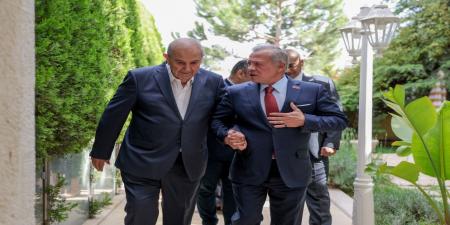 الملك يزور إياد علاوي في منزله معزيا بوفاة نجله - تكنو بلس