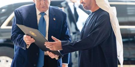 رئيس الدولة يودع الرئيس الأمريكي في ختام زيارته إلى الإمارات - تكنو بلس