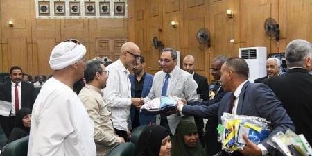 محافظ قنا يُسلم جوازات السفر لـ ١٥٥ حاجا من حجاج الجمعيات الأهلية - تكنو بلس