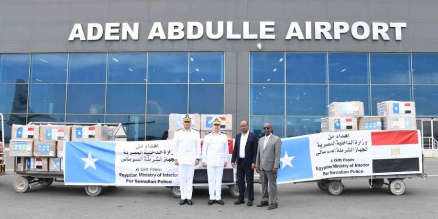 الداخلية المصرية تدعم المنظومة الشرطية فى الصومال بشحنات من الزى الرسمى - تكنو بلس