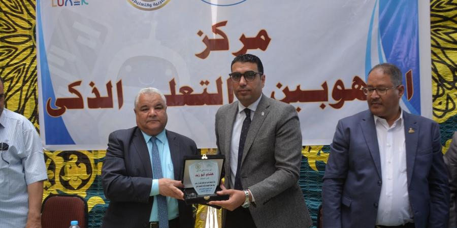 "ابو زيد" يدشن مركز الموهوبين والتعلم الذكى بمدرسة نجع الدار - تكنو بلس