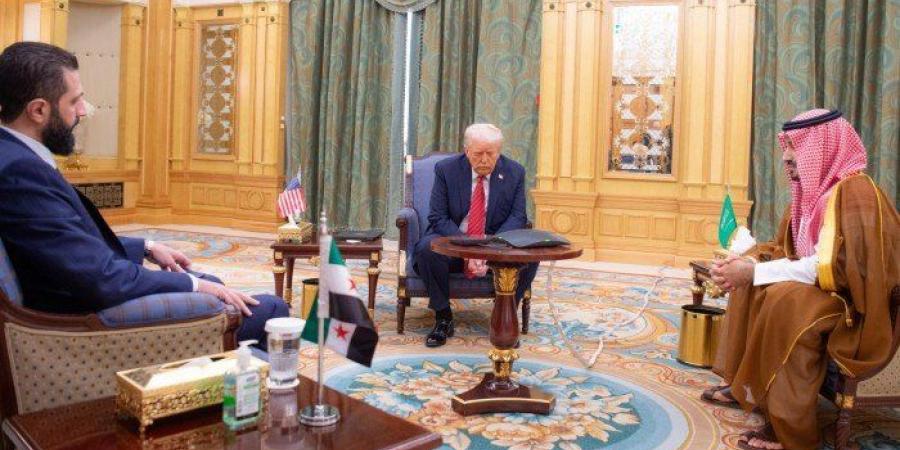 الرئيس الأمريكي ترامب يلتقي الشرع بالرياض بعد إعلانه رفع العقوبات عن سوريا - تكنو بلس