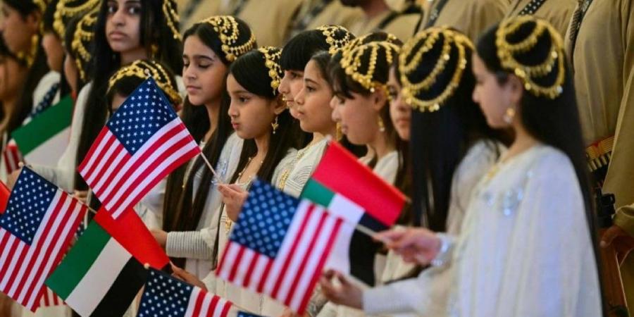 رئيس الدولة في مقدمة مستقبليه.. الرئيس الأميركي يصل إلى الإمارات في "زيارة دولة" - تكنو بلس
