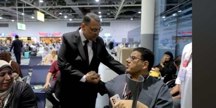 مساعد وزير الداخلية يتابع من مطار القاهرة  إجراءات تفويج الحجاج ويطمأنهم على إجراءات السلامة بالمشاعر المقدسة (فيديو ) - تكنو بلس