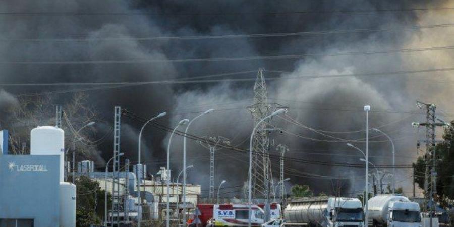 انفجار مصنع للمواد الكيميائية فى إسبانيا.. السلطات تخلى المنازل بسبب الأدخنة السامة - تكنو بلس
