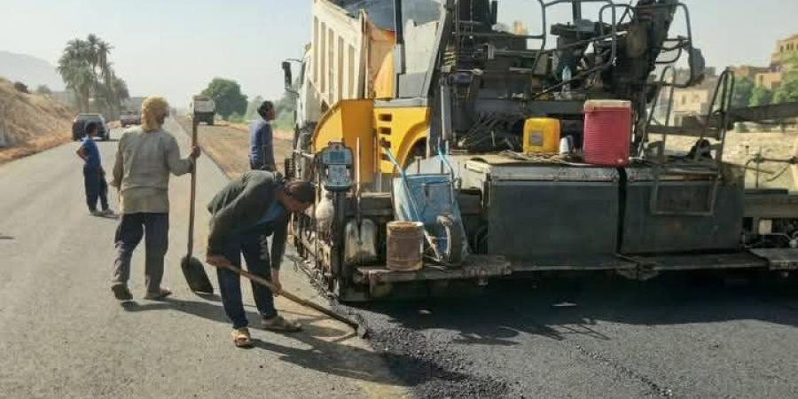 محافظ سوهاج: استكمال أعمال رصف الطريق الشرقى الموازي للطريق - تكنو بلس