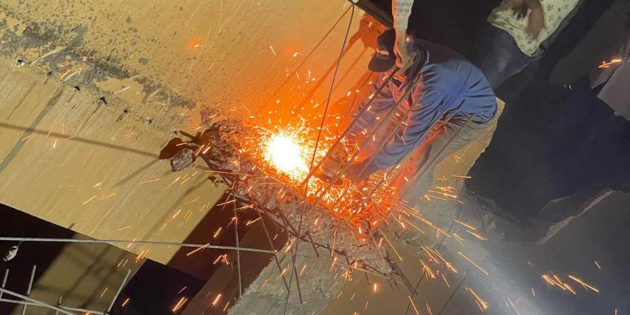 ازالة ثلاثة أدوار مخالفة في عقار بحي العجوزة  - تكنو بلس