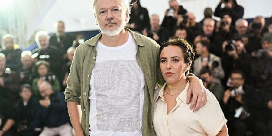مؤسس "ويكليكس" يرتدى قميصا يحمل أسماء 5 آلاف طفل قتلوا في غزة - تكنو بلس