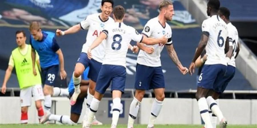 شاهد .. لاعبو توتنهام يرفعون كأس الدورى الأوروبى - تكنو بلس