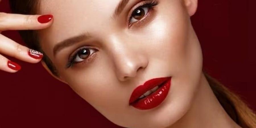 هل أنت من محبات درجات الروج الأحمر الداكن؟ إليك طريقة تطبيقه - تكنو بلس