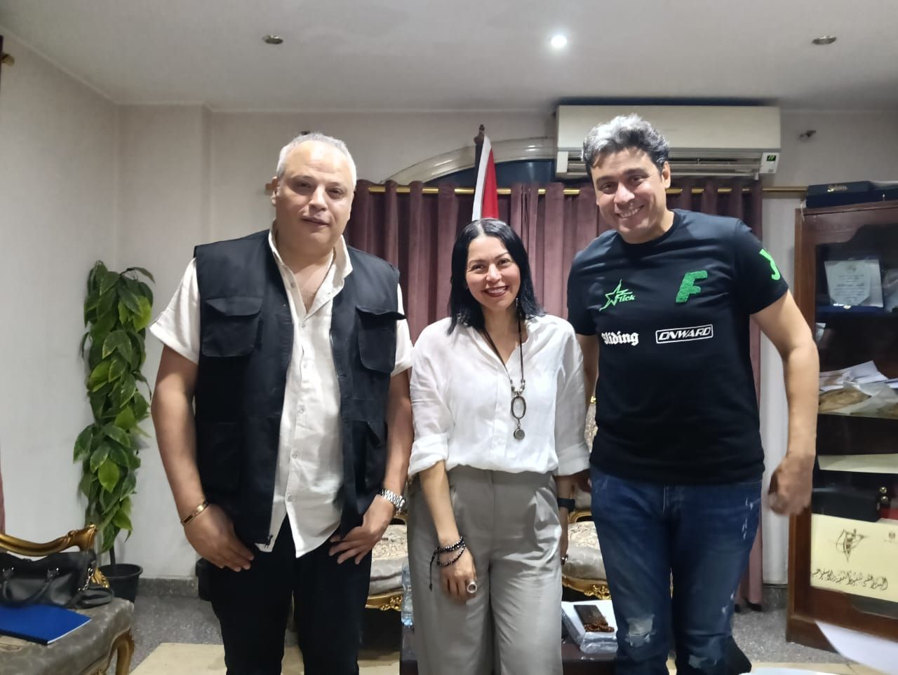 لقاء الخميسي تتوسط تامر عبد المنعم والمخرج محسن رزق لقاء الخميسي تتوسط تامر عبد المنعم والمخرج محسن رزق