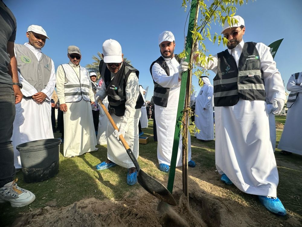 عمليات الزراعة والتشجير في الدمام