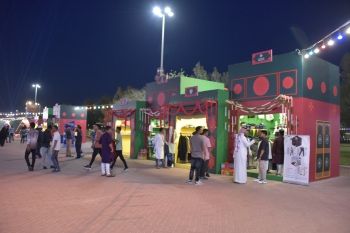 شاهد.. الجالية البنغلاديشية تبهج زوار ”جوازك إلى العالم“ بالخبر