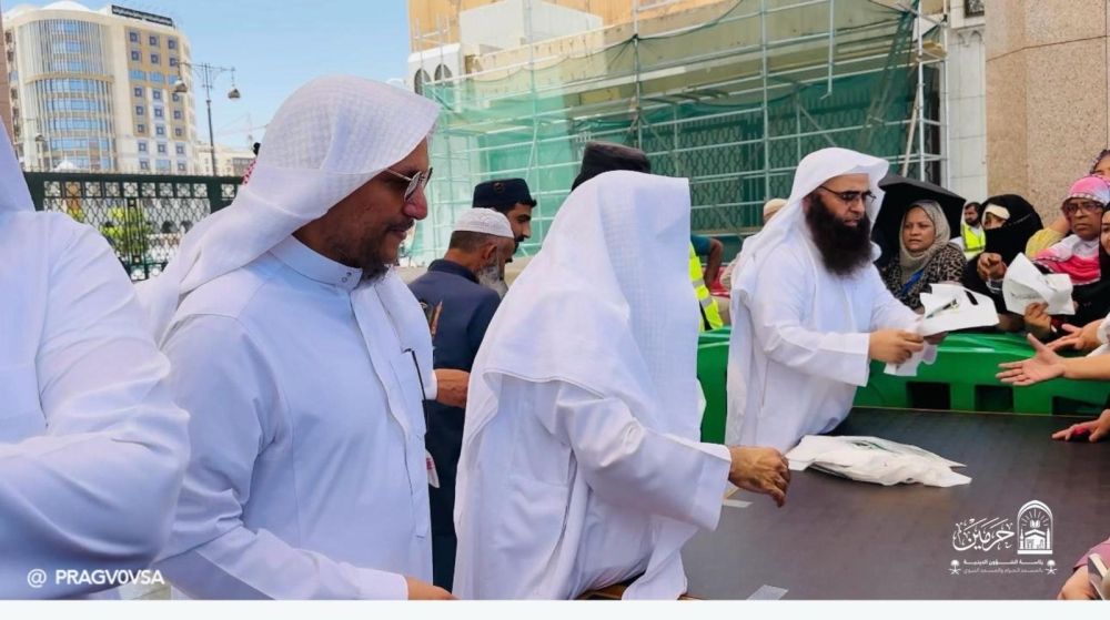 الشؤون الدينية بالمسجد النبوي تستقبل أوائل الحجاج بالترحيب والهدايا - اليوم