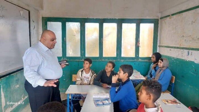 في جولة مفاجئة.. مدير تعليم البحر الأحمر يزور إحدى المدار س ويُحيل قياداتها للتحقيق