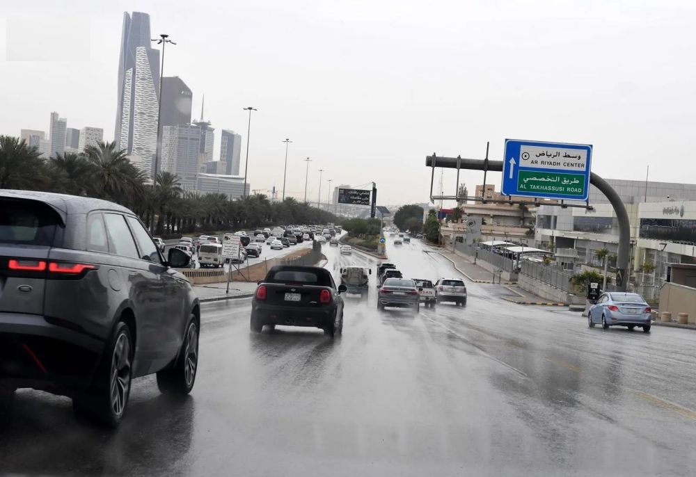 تشهد منطقة الرياض هطول أمطار غزيرة مع تأثيرات مصاحبة