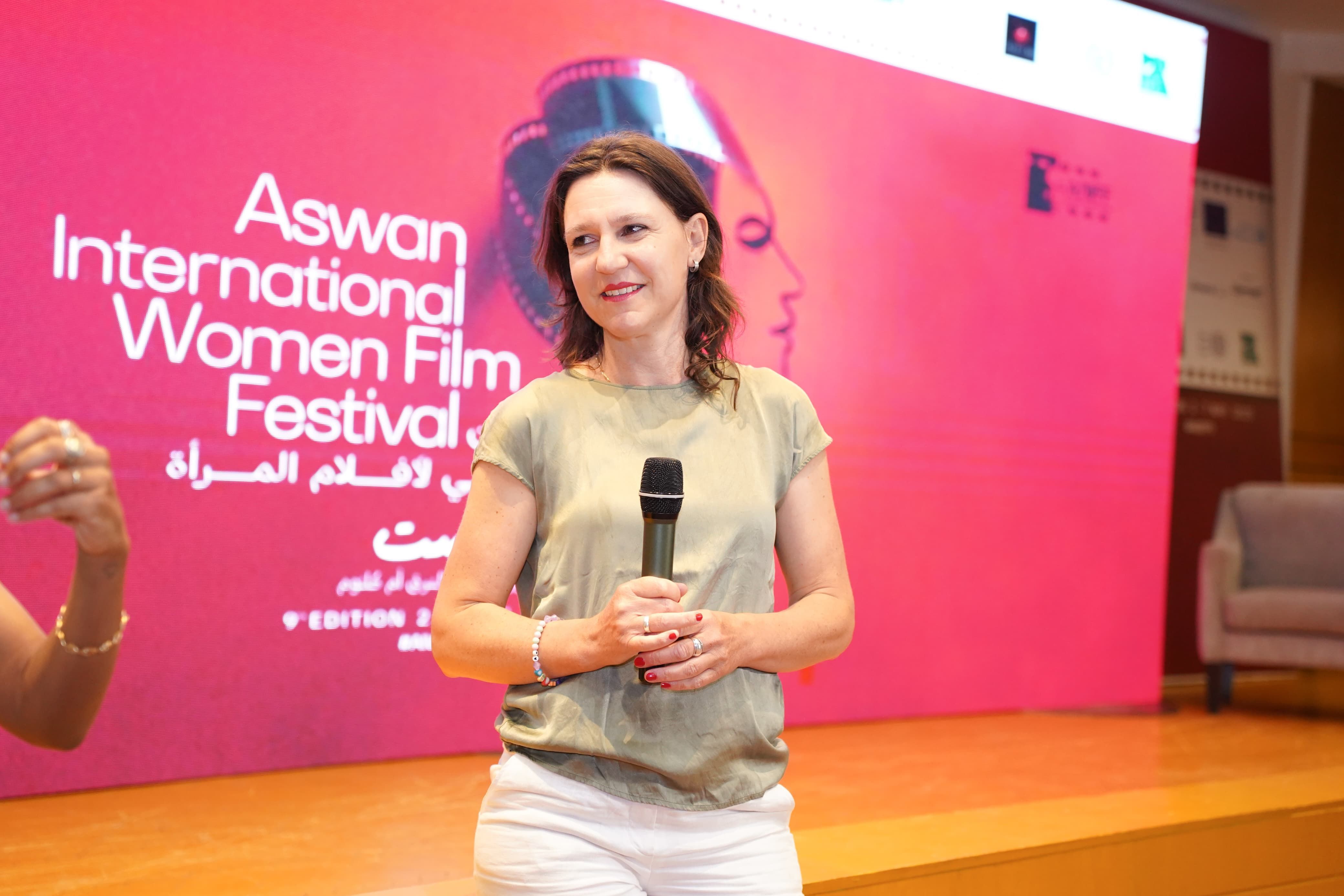 الهولندية إليزابيث فرانيه بمهرجان أسوان أفلامي تعتمد على قسوة التفاصيل اليومية للمشاعر الإنسانية (3) الهولندية إليزابيث فرانيه بمهرجان أسوان أفلامي تعتمد على قسوة التفاصيل اليومية للمشاعر الإنسانية (3)