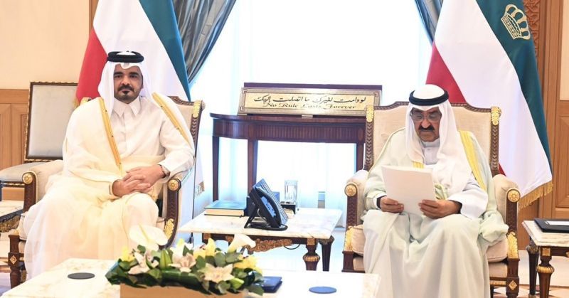 سمو الأمير يتسلم رسالة خطية من أمير قطر