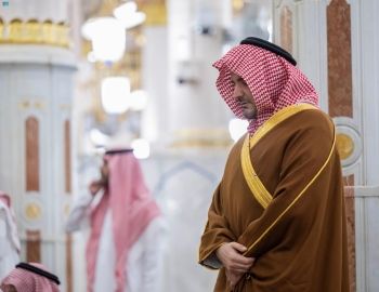 وزير الداخلية يزور المسجد النبوي ويؤدي الصلاة في الروضة الشريفة
