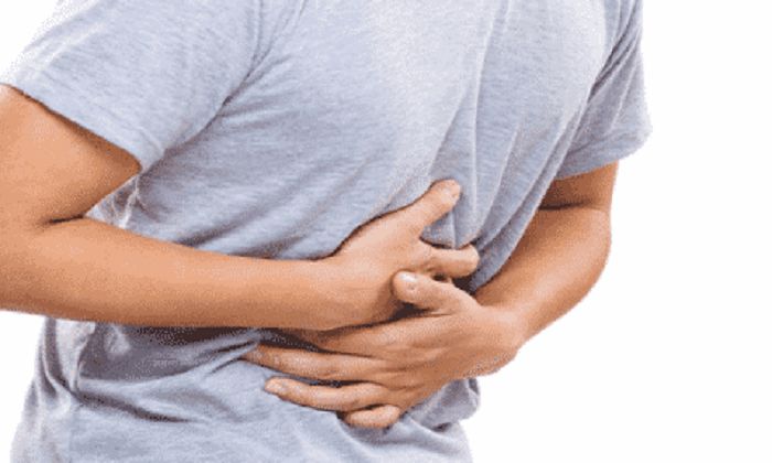تسمم غذائي يهدد أسرة بالمنيا.. نقل أب وطفليه للمستشفى إثر تناول وجبة فاسدة