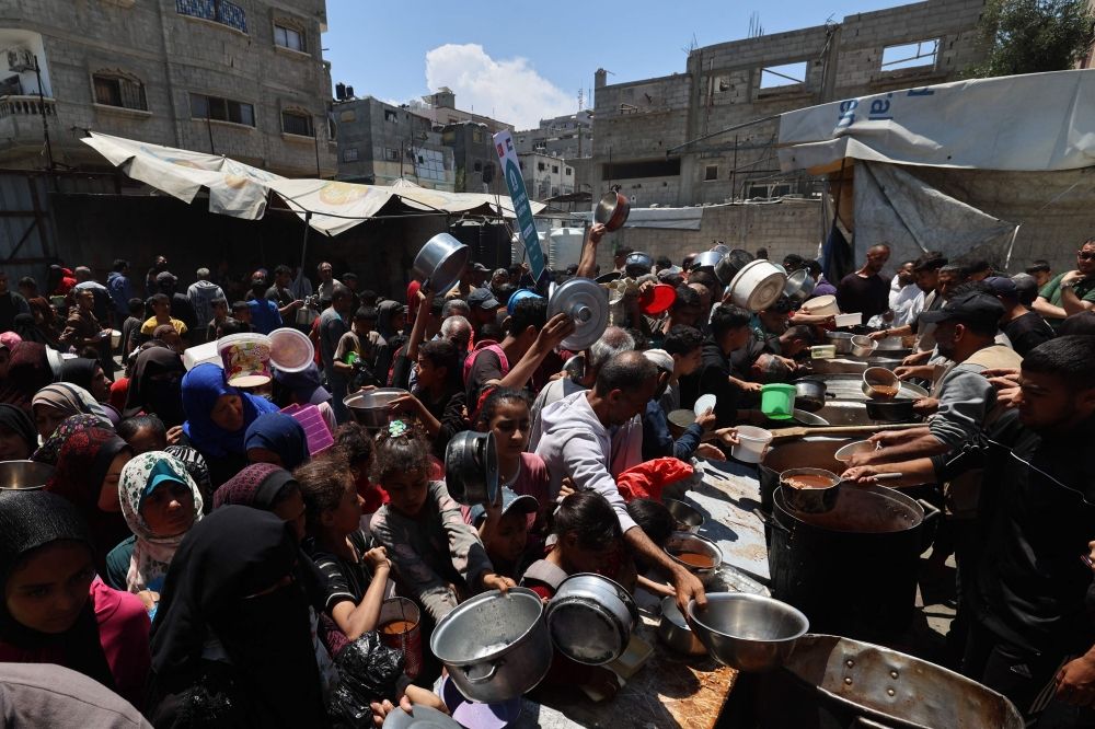 فلسطينيون يصطفون للحصول على وجبة ساخنة في مطبخ خيري - أ ف ب