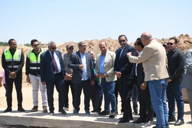 محافظ قنا ورئيس جهاز التعمير يتفقدان مشروع استصلاح 390 فدانًا بمنطقة الشيخ علي بنجع حمادي
