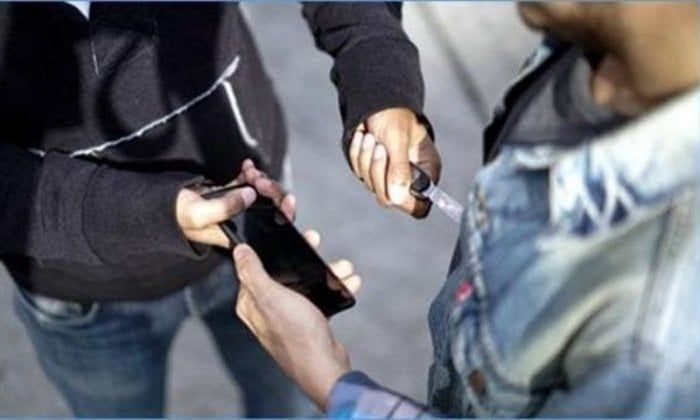 سرقة تحت تهديد السلاح.. ضبط المتهمين بالتعدي على شاب أعلى الدائري