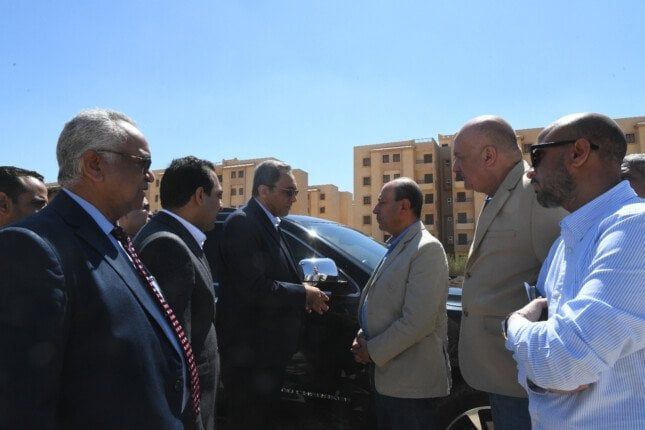 محافظ قنا ورئيس جهاز التعمير يتفقدان أعمال رصف وازدواج طريق «الأقصر - قنا»