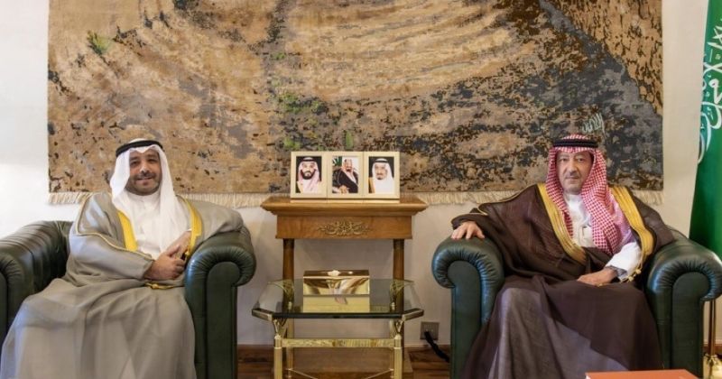 سفير دولة الكويت لدى المملكة العربية السعودية الشيخ صباح ناصر صباح الأحمد الصباح مع نائب وزير الخارجية السعودي وليد الخريجي