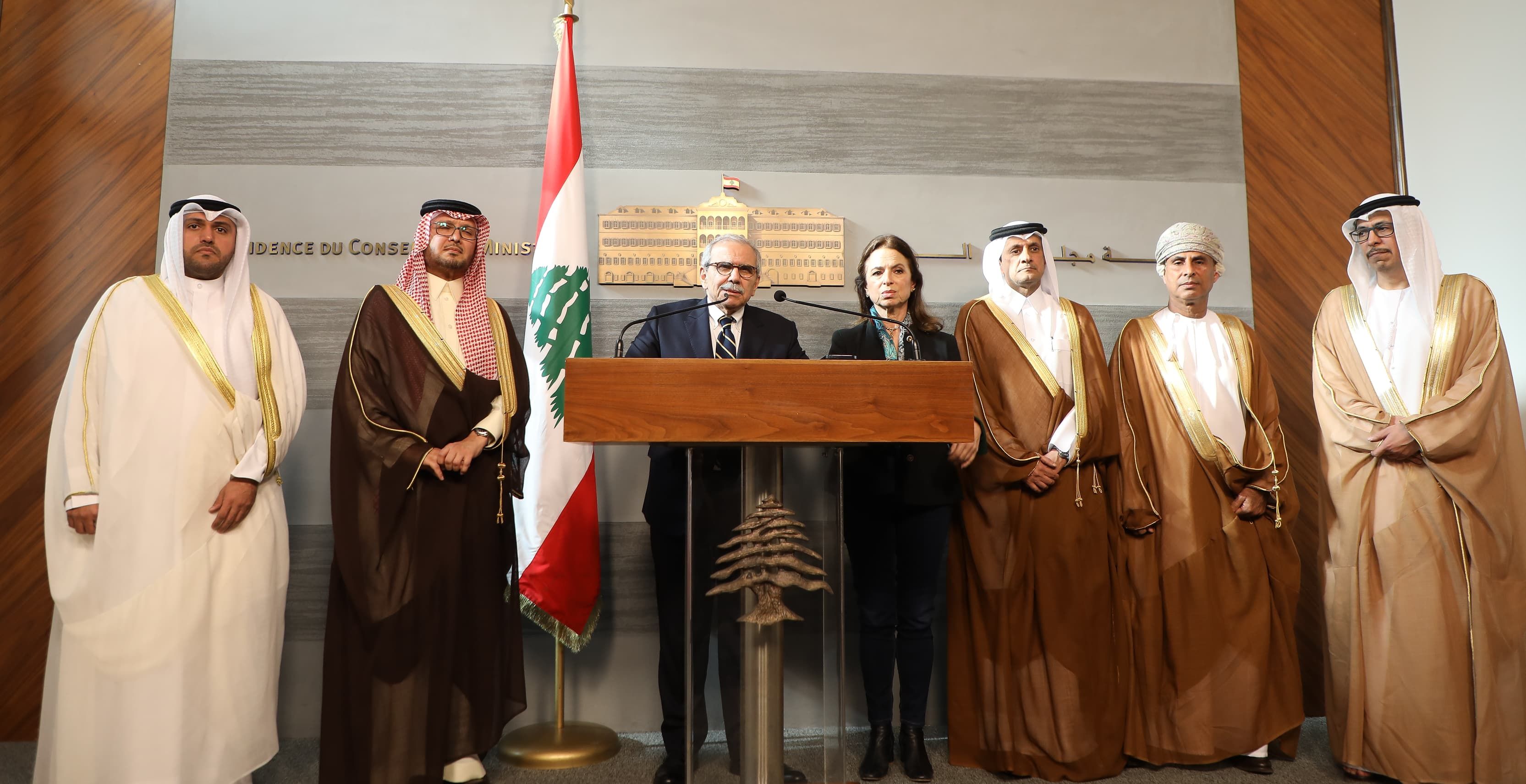 رئيس الحكومة اللبنانية مستقبلاً السفراء العرب.
