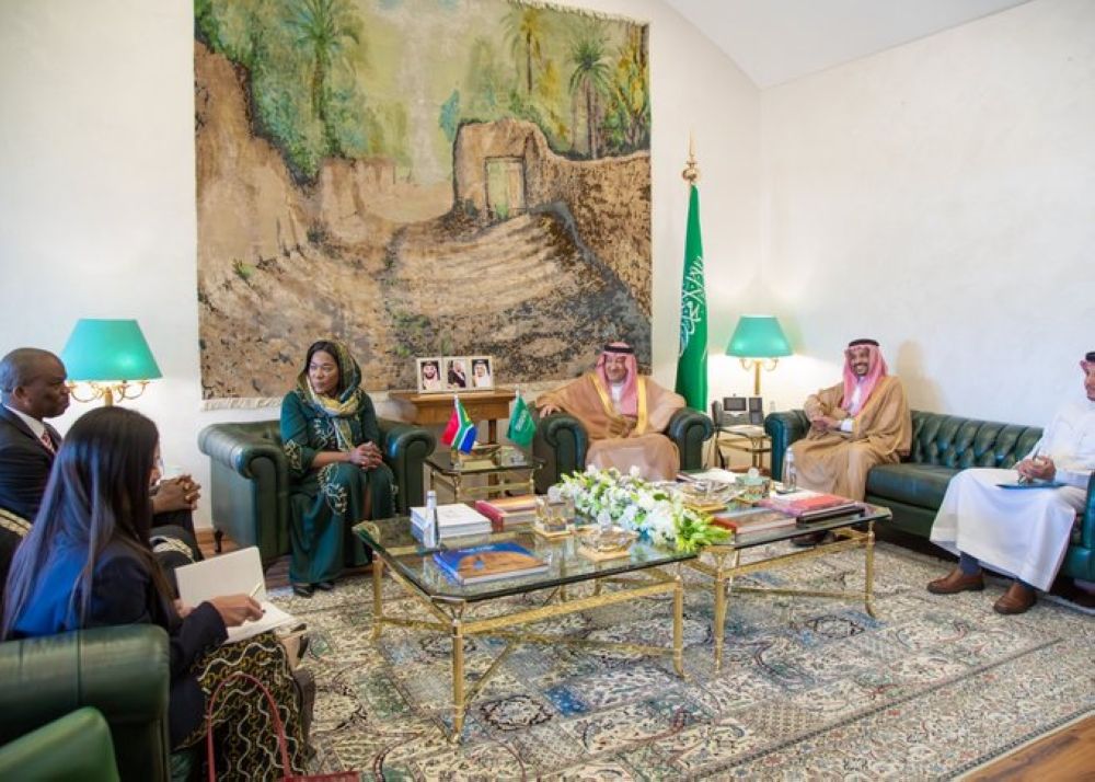 الخريجي يستعرض العلاقات وأوجه التعاون مع نظيرته الجنوب أفريقية