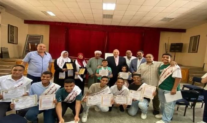 مدير تعليم قنا يكرم الفائزين فى مسابقة «المبتكر الصغير» و «دوري المكاتب التنفيذية»