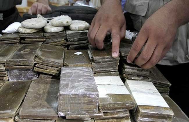 8 قضايا.. مداهمات أمنية ضد تجار المخدرات والسلاح في دمياط وأسوان