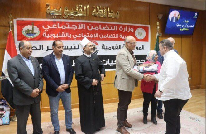 محافظ القليوبية يُسلِم ملابس الإحرام لحجاج الجمعيات الأهلية