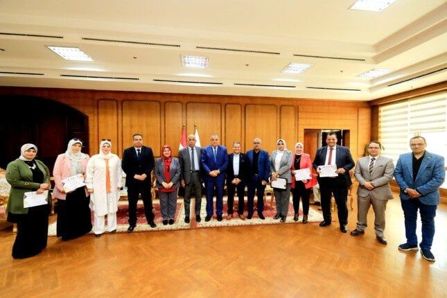 رئيس جامعة كفر الشيخ يكرم مقدمي الدورات التدريبية بمركز الإرشاد النفسي