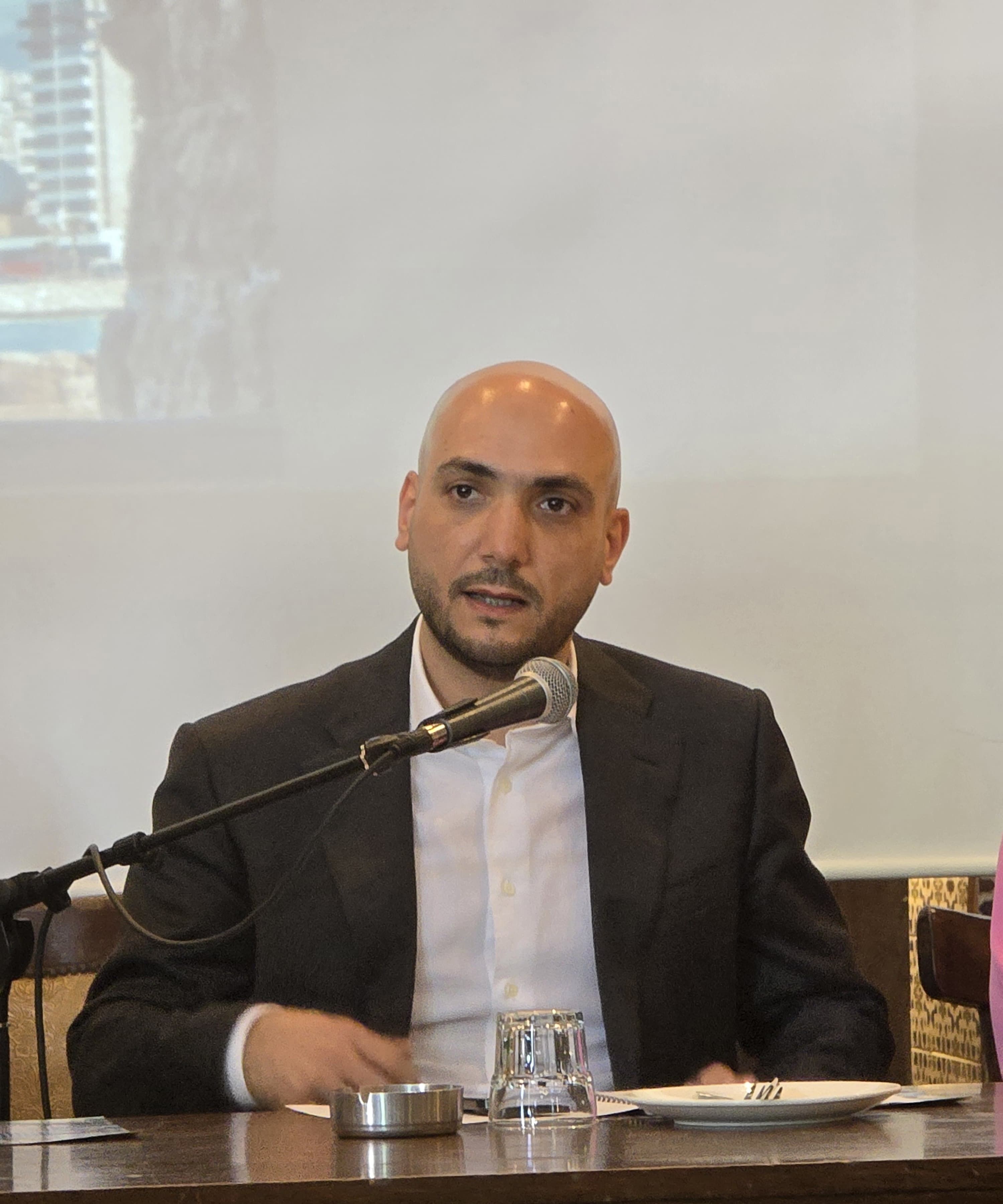 الصيدلاني مرجان.