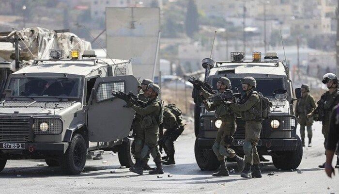 الاحتلال الإسرائيلي يعتقل 43 فلسطينيًا من الضفة الغربية ويقتحم عدة بلدات