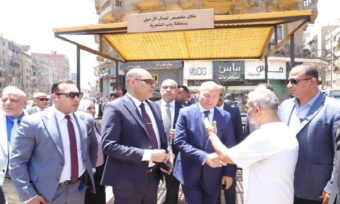 وزير العمل ومحافظ القاهرة يتفقدان مقاعد انتظار مُجهزة لعمال التراحيل بباب الشعرية