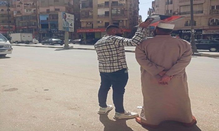 لقطة إنسانية مؤثرة تشعل مواقع التواصل: شاب يظلل والده من أشعة الشمس بالفيوم