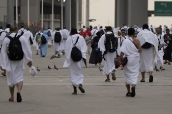 ضبط مقيم حاول إيصال 22 وافدًا إلى مكة المكرمة دون تصريح