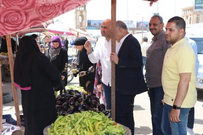 سكرتير عام مساعد بني سويف يتفقد أسواق اليوم الواحد لتوفير السلع بأسعار مخفضة