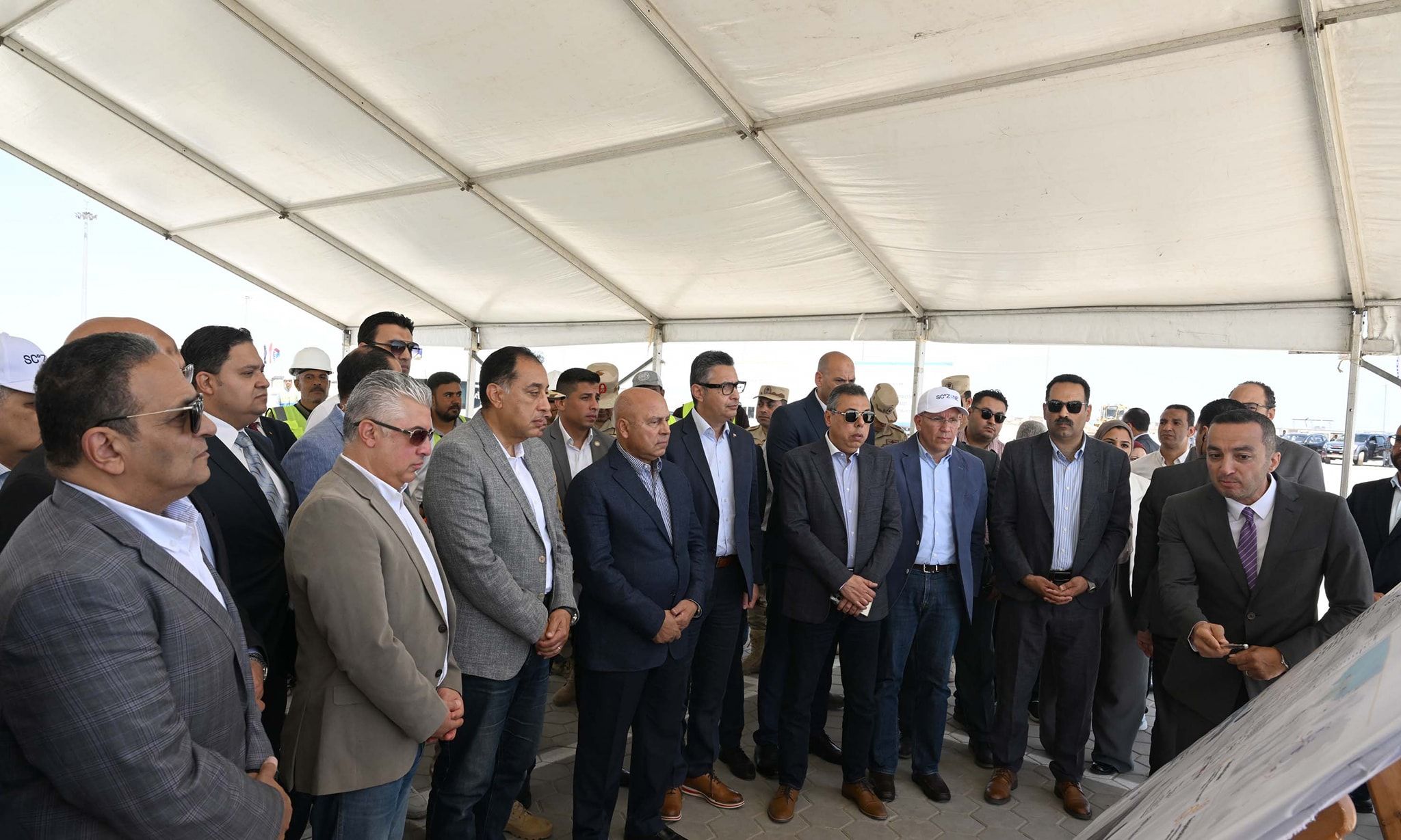 رئيس الوزراء يتفقد محطة دحرجة السيارات (RORO) التابعة لشركة (SCAT)