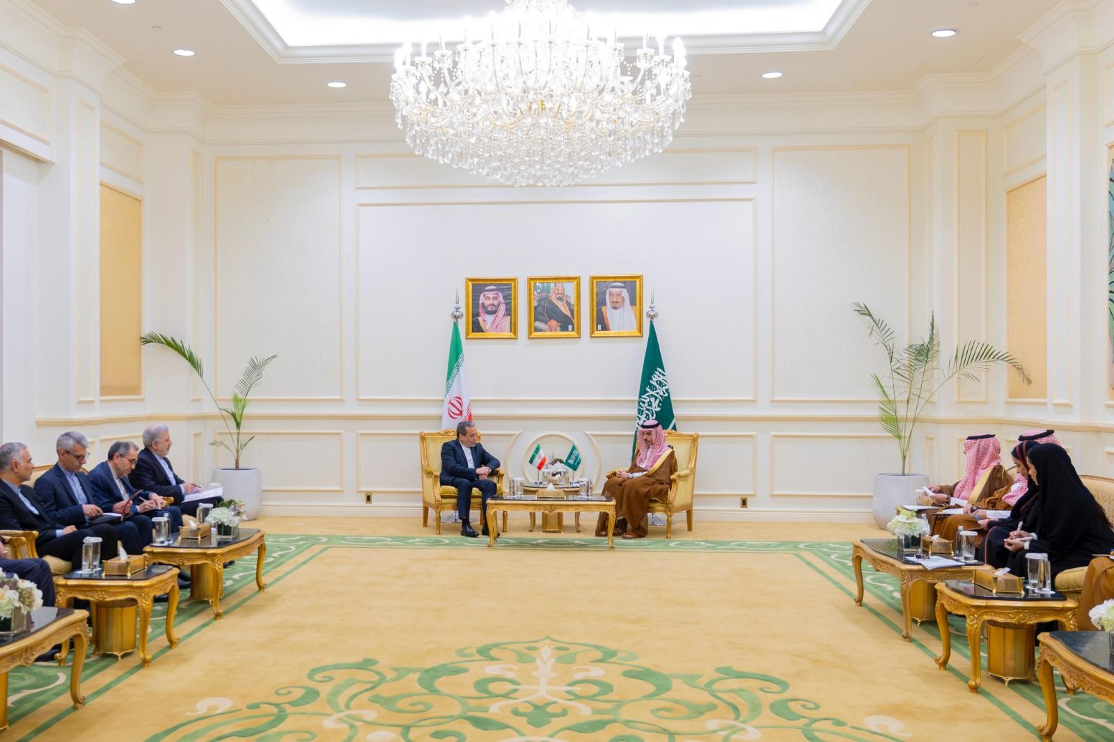 اجتماع بن فرحان وعراقجي. (واس)