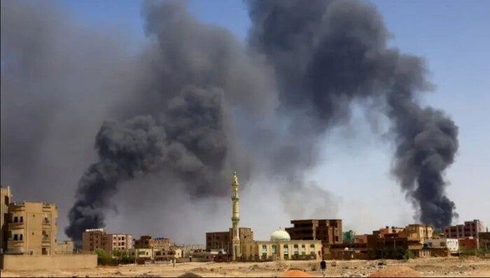 السيطرة على حرائق مستودعات نفطية استهدفتها مسيرات فى بورتسودان