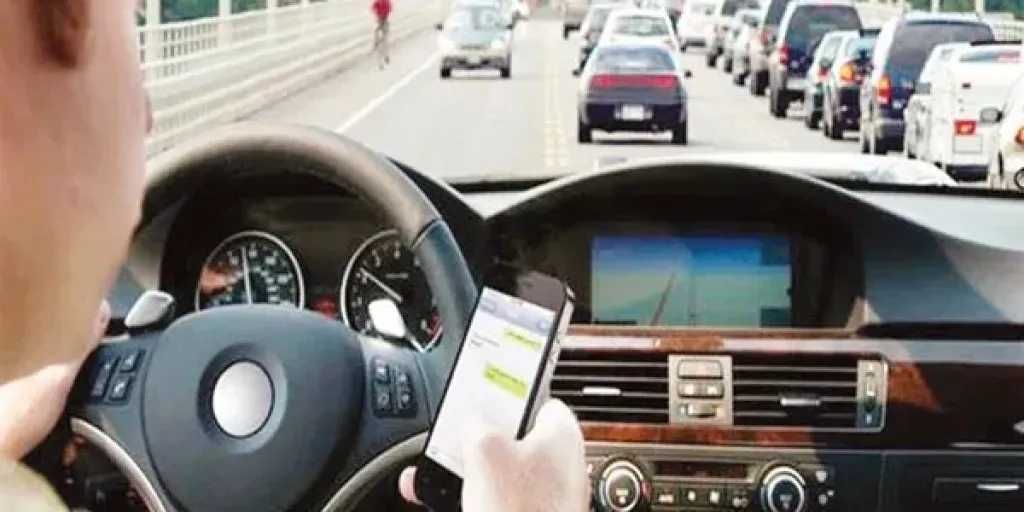 عقوبة استخدام الهاتف المحمول أثناء قيادة السيارة في السعودية